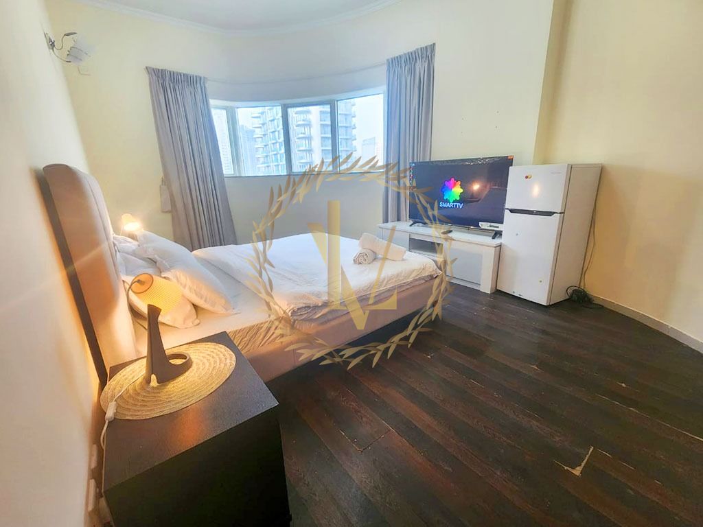 Big bedroom in 3 bedroom apartment in Dubai Marina - Next to Marina Walk