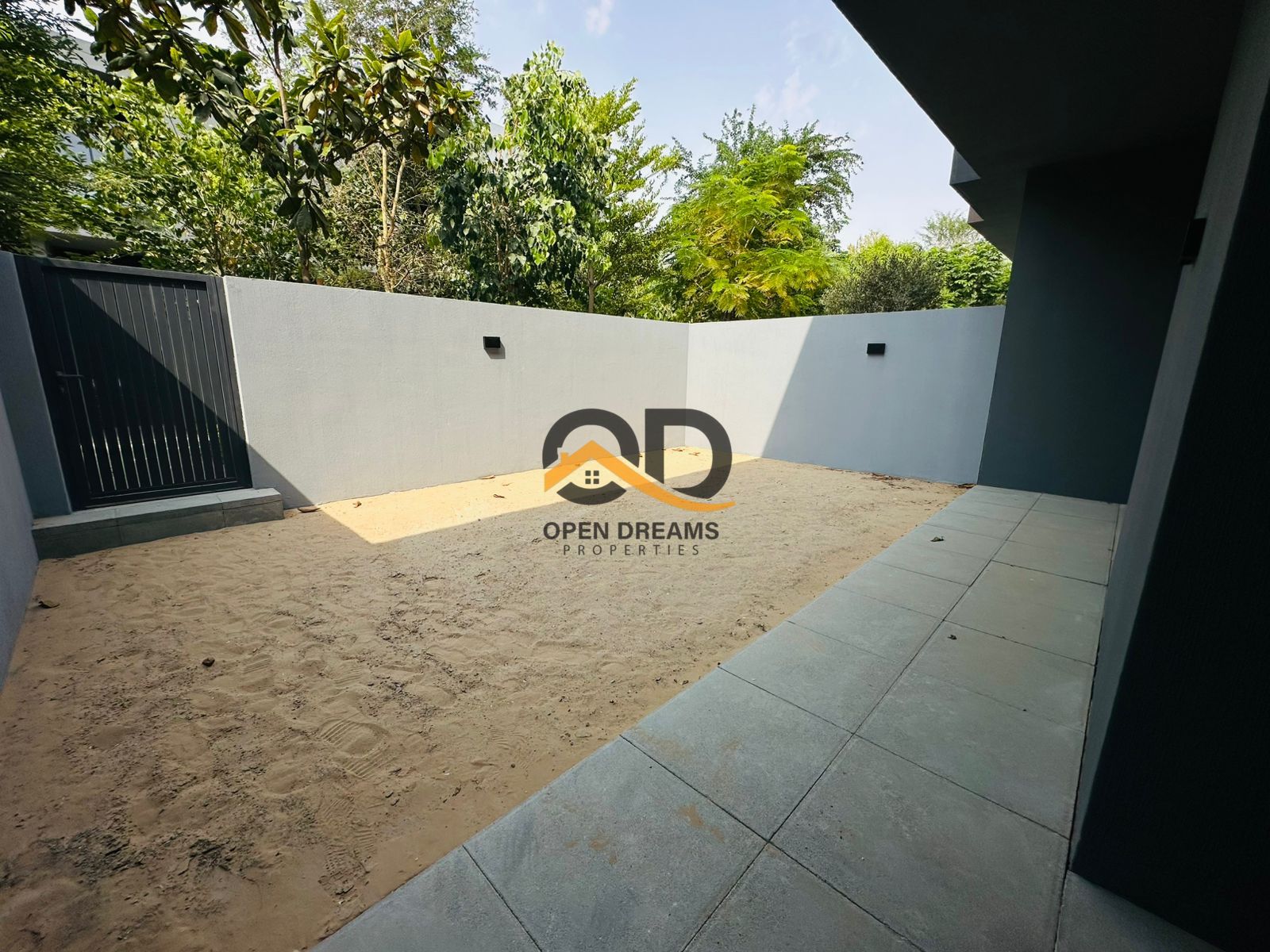 Middle Unit | Specious 4BR | Prime Community