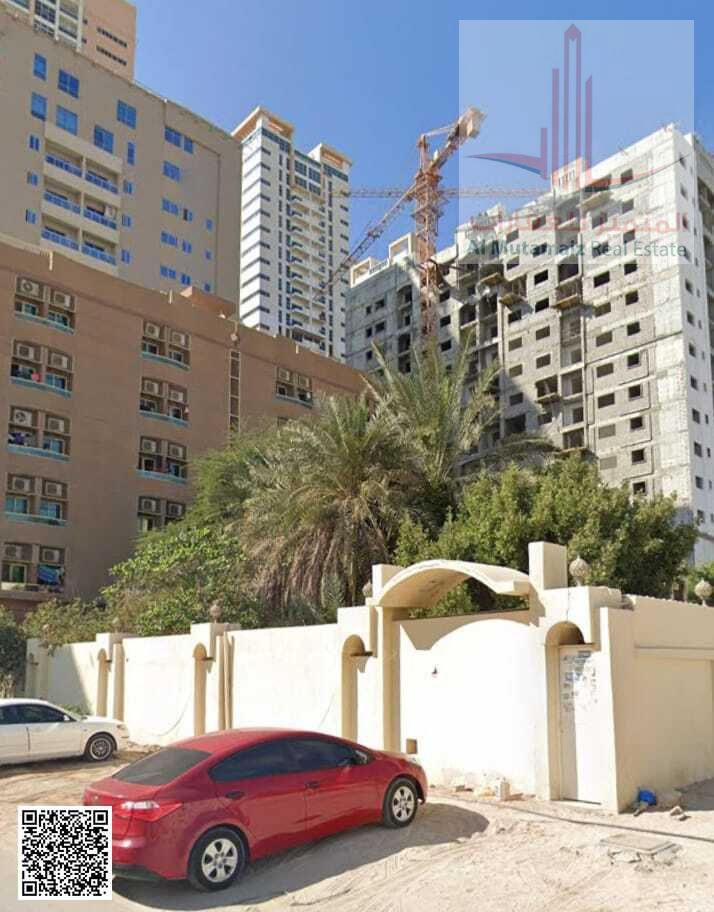 For sale in Ajman, Al Rashidiya 3, residential/commercial plot (G+6), corner lot on a paved road, land area 12,410 sq ft, asking price 4.2M