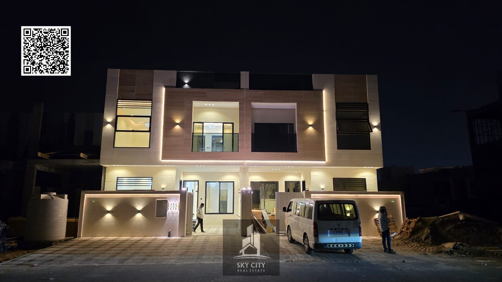 For sale in Al Tallah, Ajman: A super deluxe 5-bedroom villa with a rooftop terrace and elevator. Prime location behind Habitat School. Freehold owner