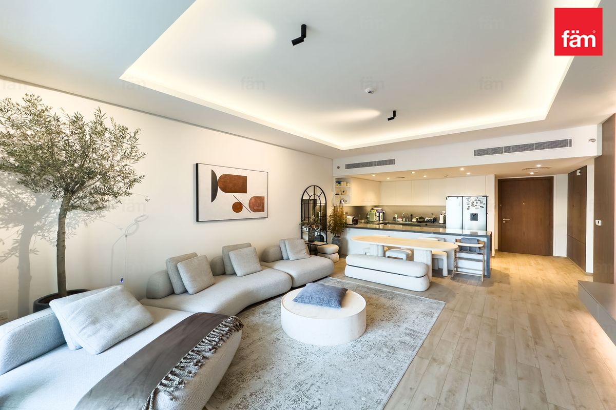 Spacious apt, Burj Khalifa view, near metro!