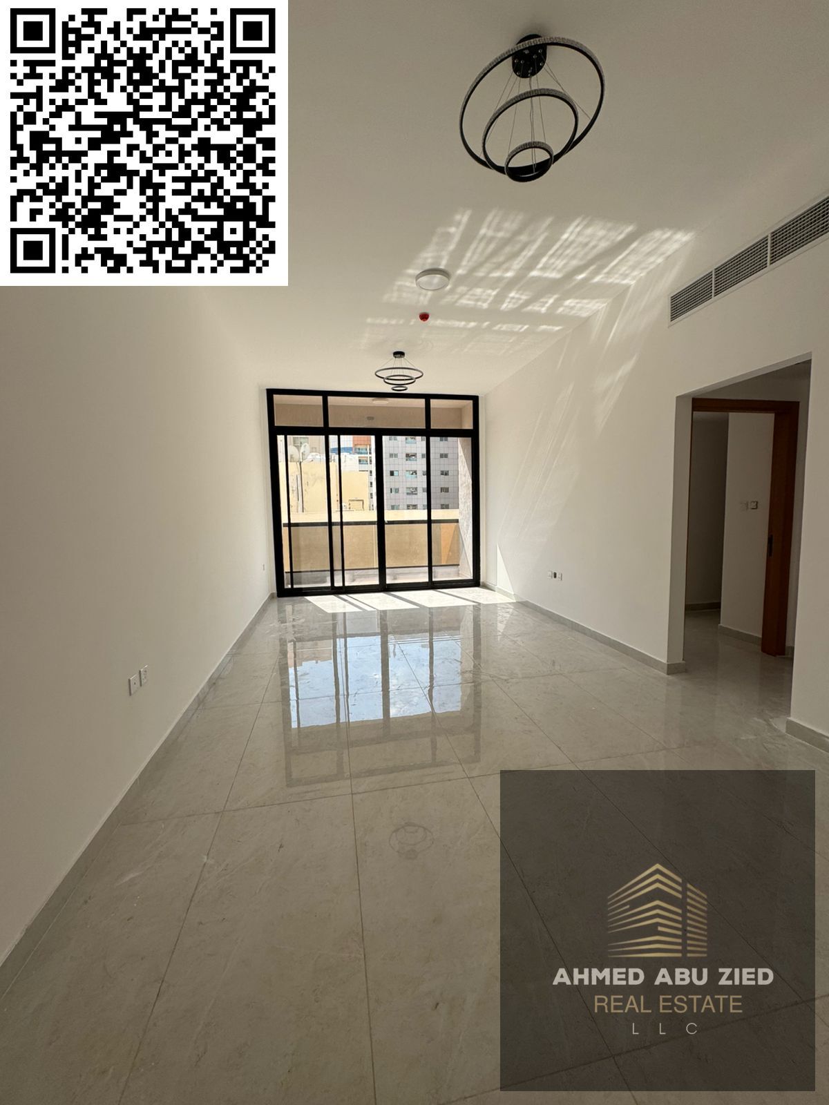 Luxury master bedroom for annual rent in Ajman, Al Hamidiya 1 | 2 bathrooms | Central air conditioning | Balcony with open view | Built-in wardrobes |