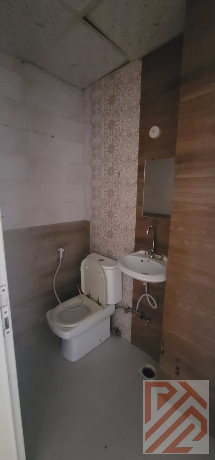 Two rooms and a hall for rent in an old neighborhood