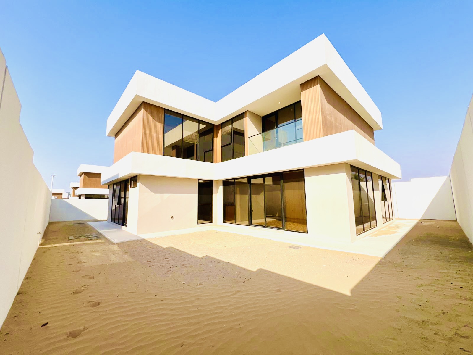 Like brand new VILLA GARDAN CITY