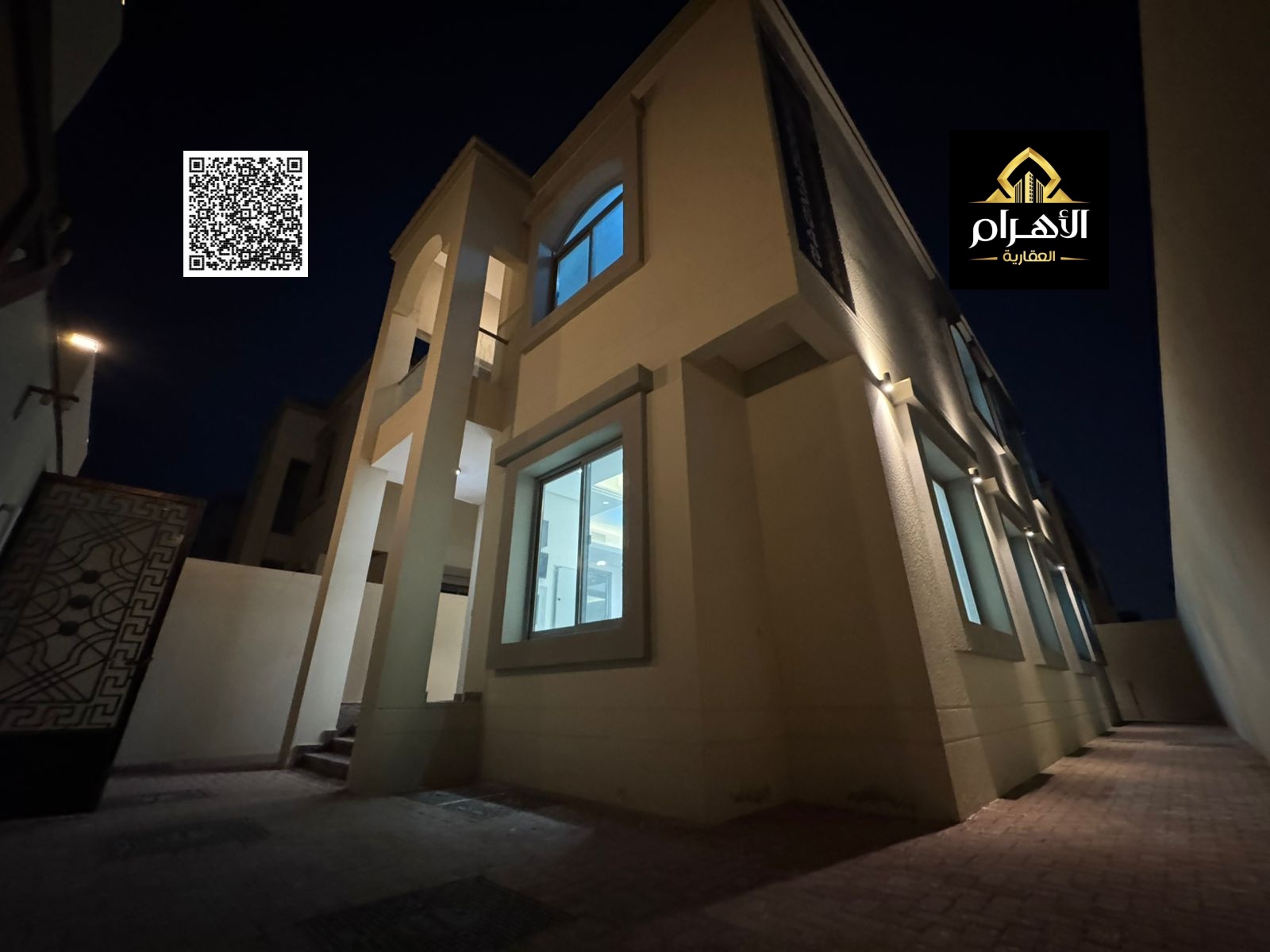 A magnificent villa, including water, electricity and air conditioning, consisting of 4 master bedrooms with built-in wardrobes and a roof terrace, is