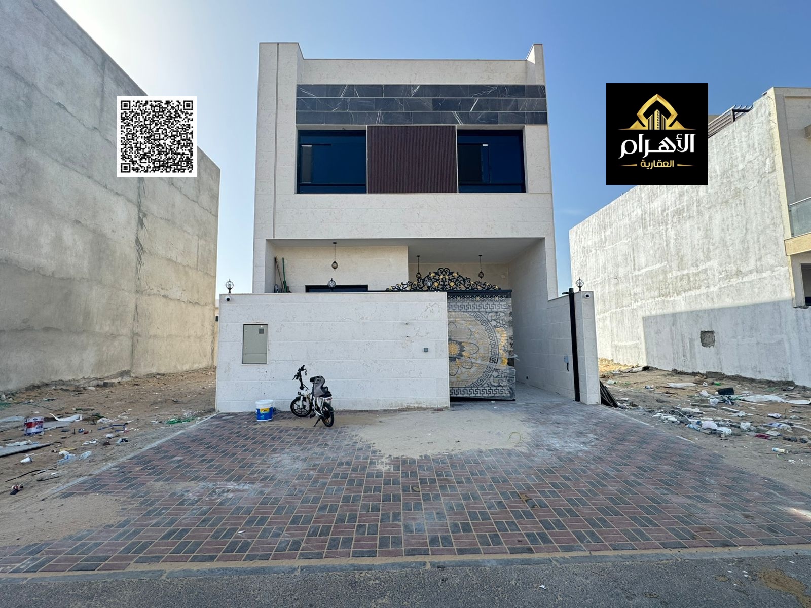 Luxury residential villa for sale with high-end finishes, 3 master bedrooms, living room and majlis, practical design and spacious areas, suitable for