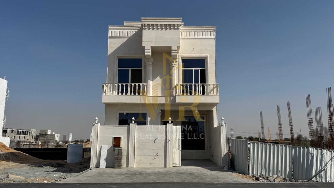 Upscale townhouse with a roof terrace in Al Helio 2, Ajman. Special price and mortgage available. A stylish townhouse with a modern design is for sale