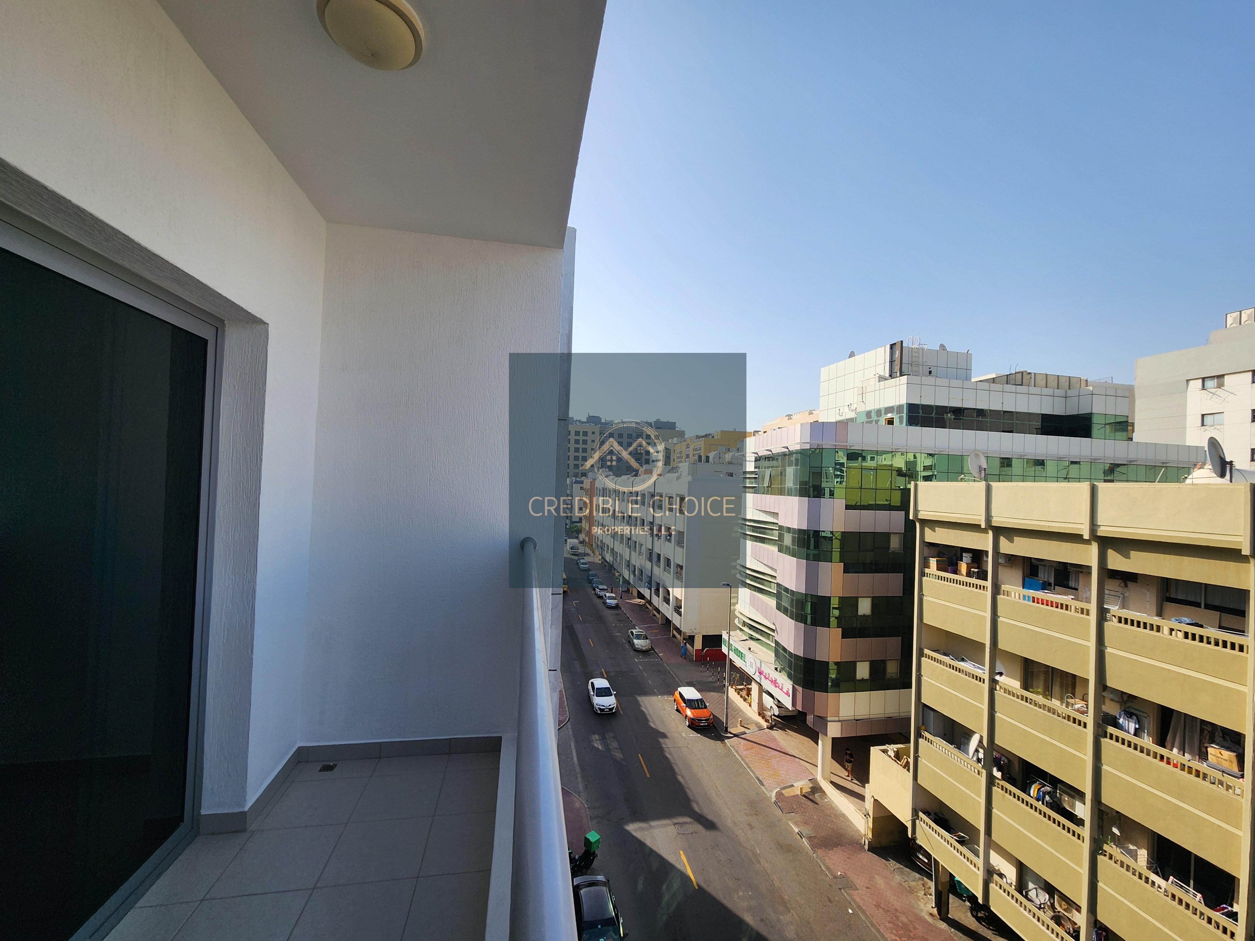 2 MINUTES TO METRO/ MAINTENANCE FREE / PRIME LOCATION