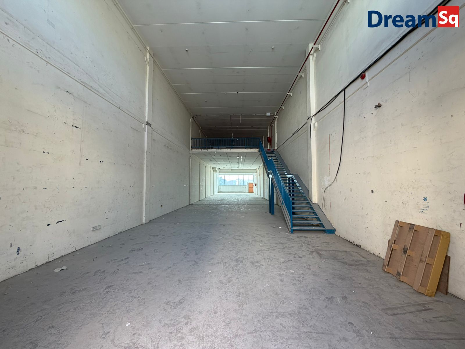9m Ceiling Warehouse in Al Quoz Industrial 3 | DCD Approved