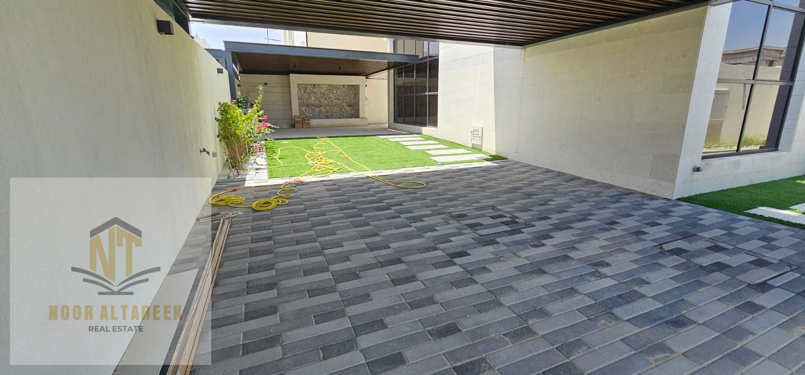Villa for sale in Al-Hoshi - Land area: 3150 square feet - Building area: 3400 square feet - 4 master rooms with built-in wardrobes - Open hall and