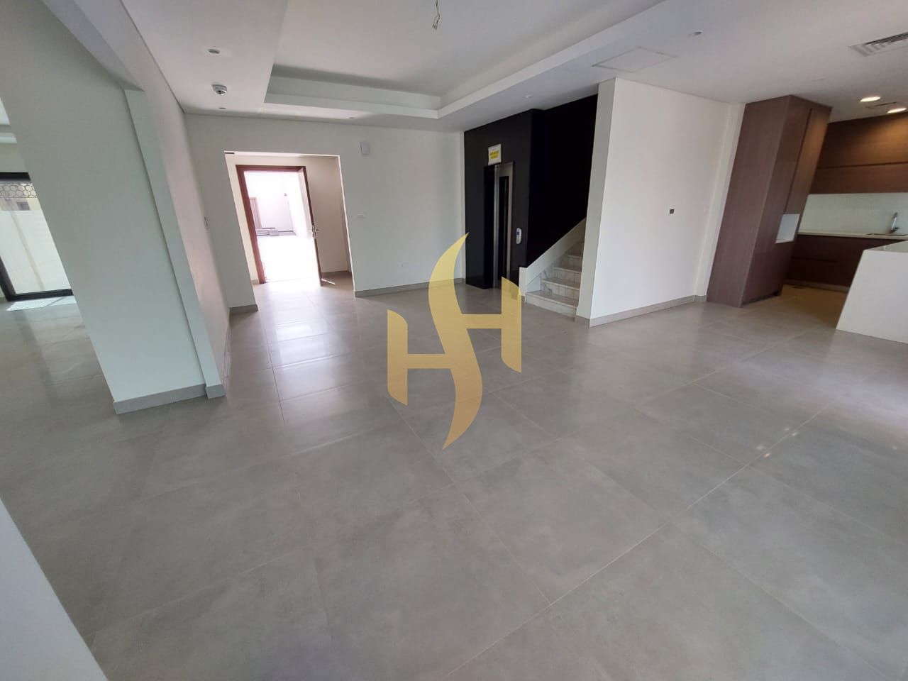 COURNER UNIT-READY TO MOVE IN l BIG SIZE l SMART HOME lGOOD LOCATION