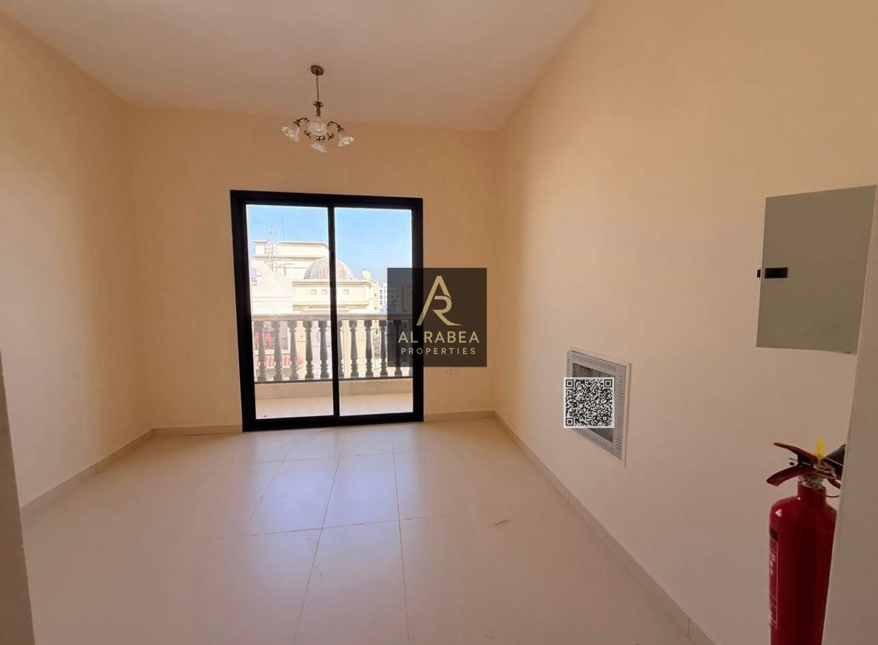 First tenant – Open view – Semi-separate kitchen