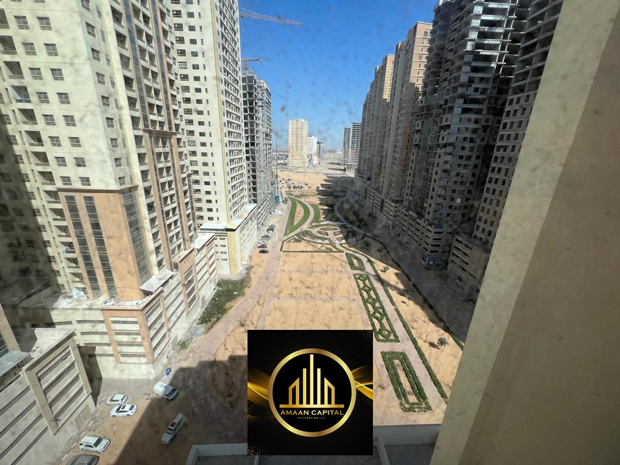 For sale: 1 bedroom and living room, 2 bathrooms, with balcony, pool, gym, and parking inside the tower.