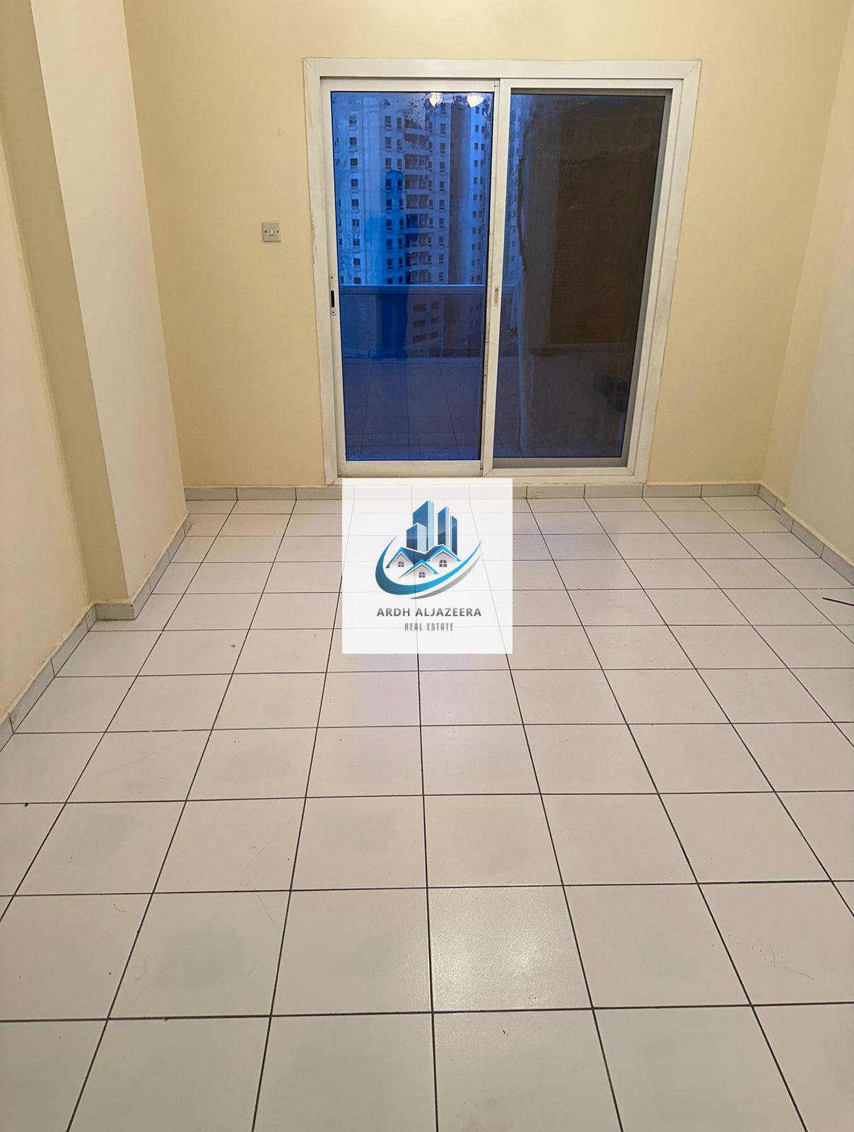 2bhk in fully family top class building in just 39900 2big rooms, with balcony close hall