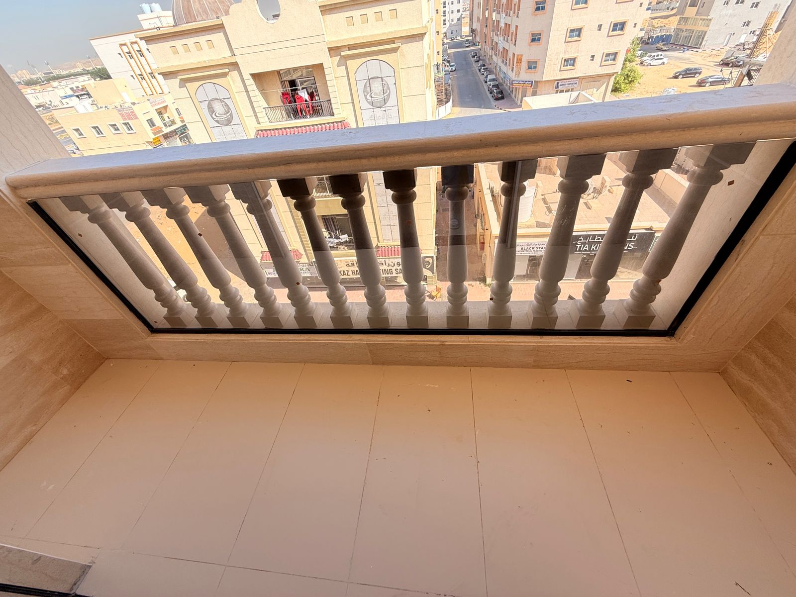 Studio apartment in Al-Aliya area, first occupancy, balcony, separate kitchen, for annual rent