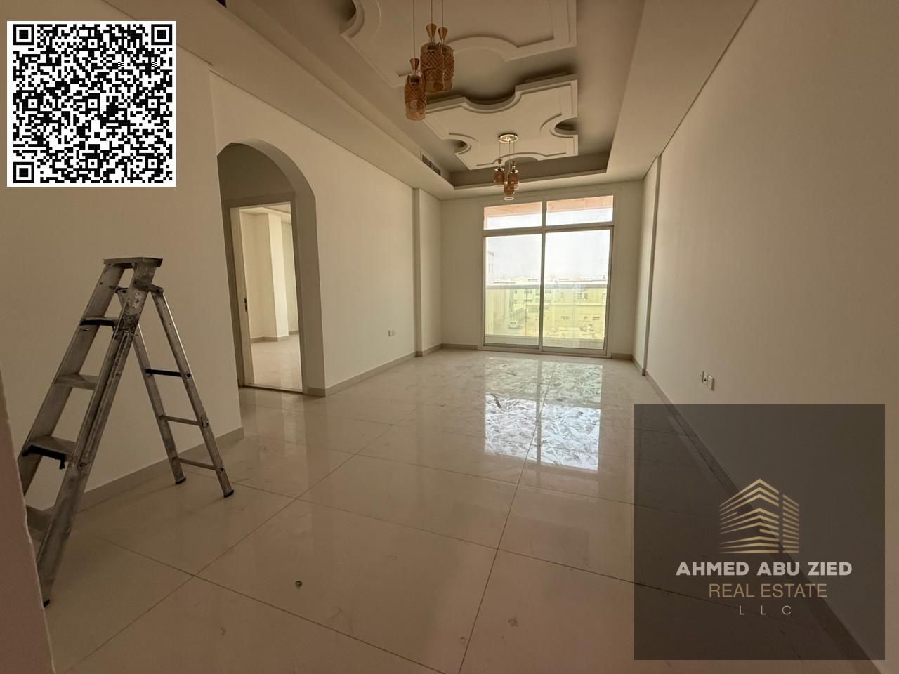 Three-bedroom apartment with a living room, three bathrooms, central air conditioning, built-in wardrobes, gym, and swimming pool in a new building, f