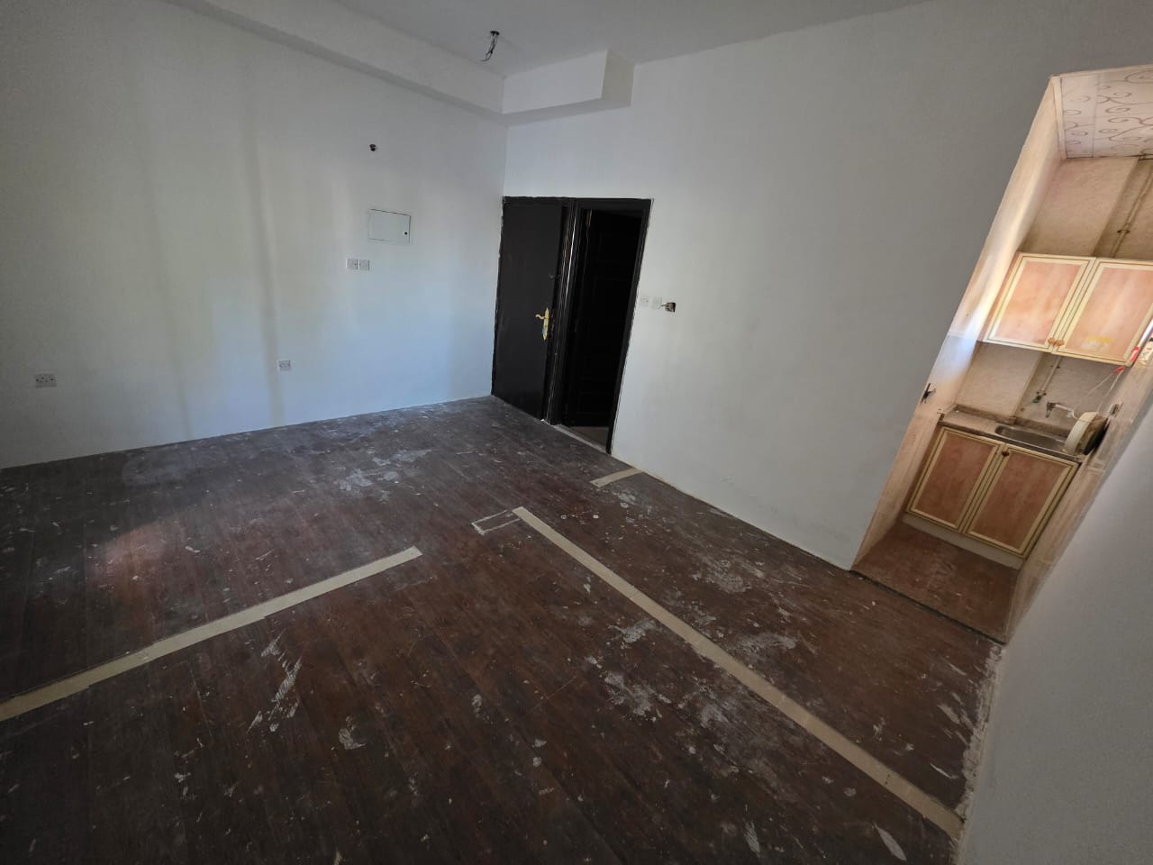 A spacious and distinctive studio in the second row from Ajman Corniche, a quiet and safe location close to the sea and basic services, suitable for i