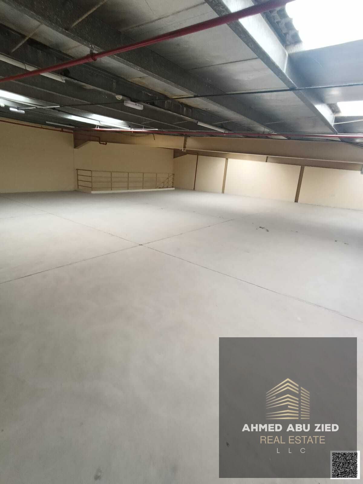 Huge commercial warehouse 6000 sq. ft, suitable for all activities, high electrical capacity for heavy equipment, practical layout, strategic location