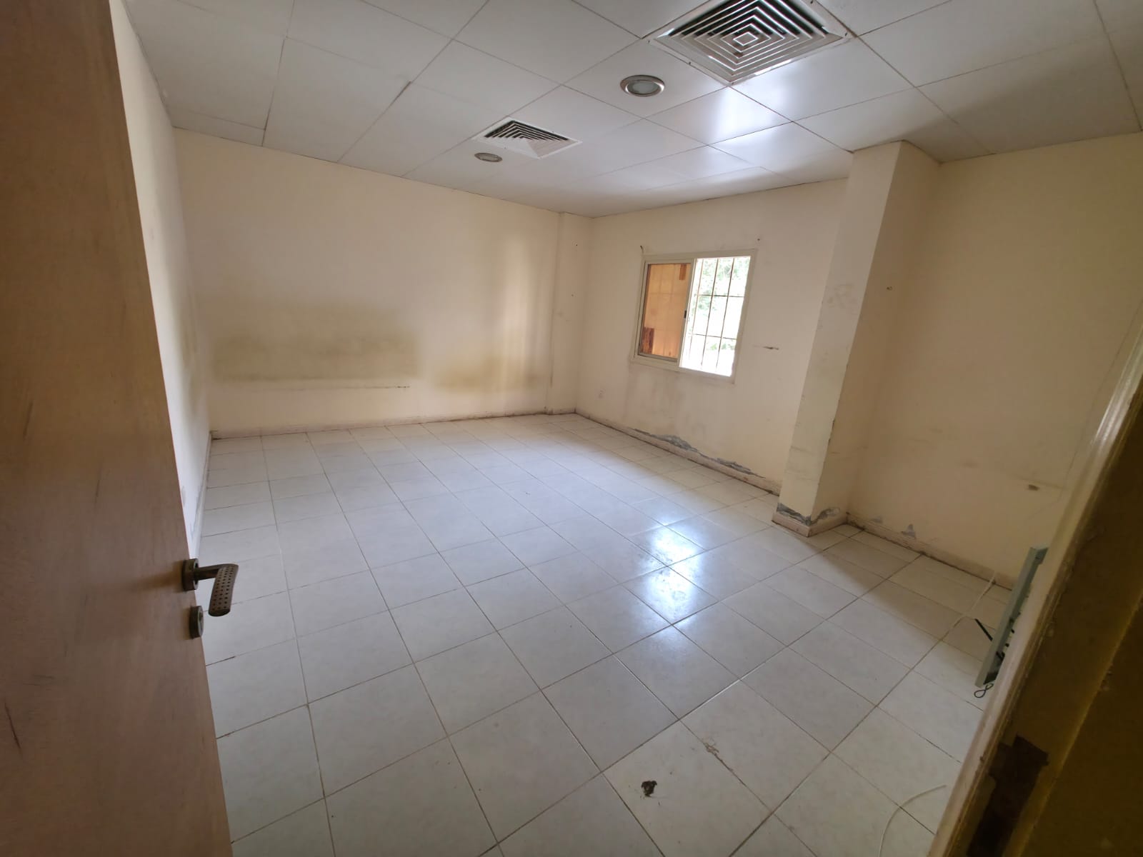 Ground floor studio apartment with a very large area in Al Rashidiya, near Ladies Park and minutes from Ajman Corniche. Semi-separate kitchen. Price:
