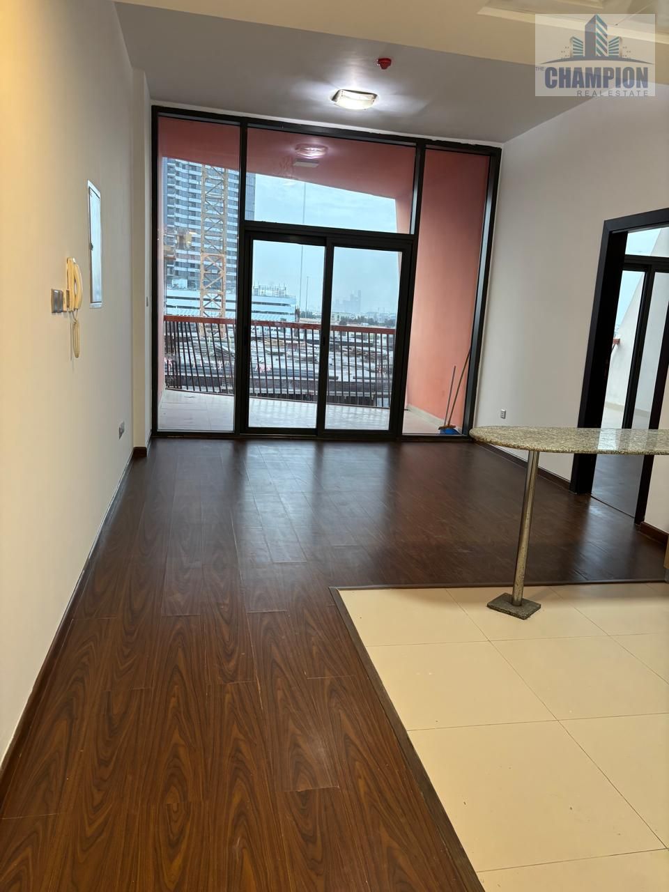 SPACIOUS WHITE BRIGHT APPARTMENT AVAILABLE AT PRIME LOCATION NOW AVAILABLE IN CHEAP PRICE