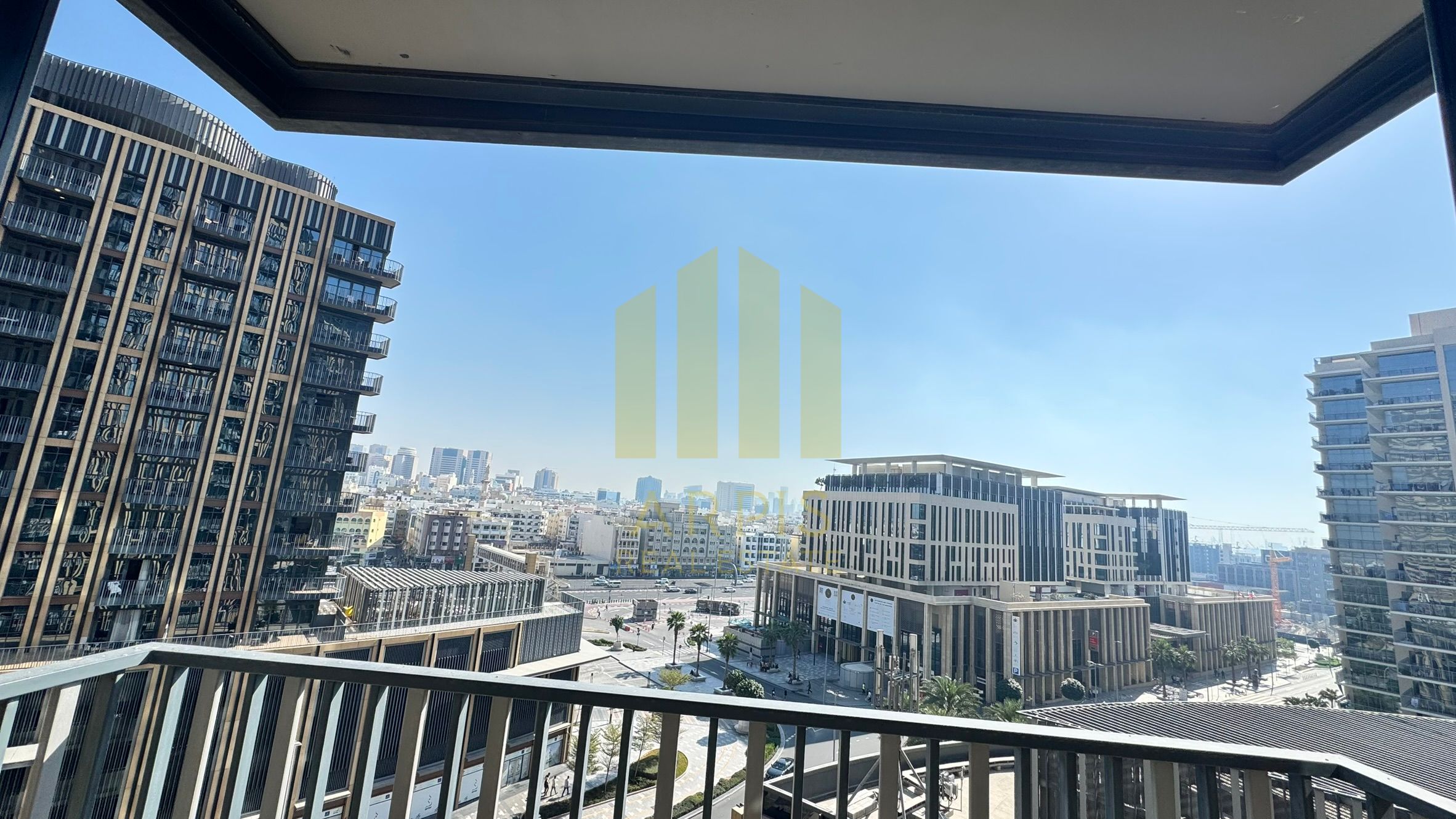 MODERN LIVING | ENSUITE | 2 PARKING | NEAR METRO