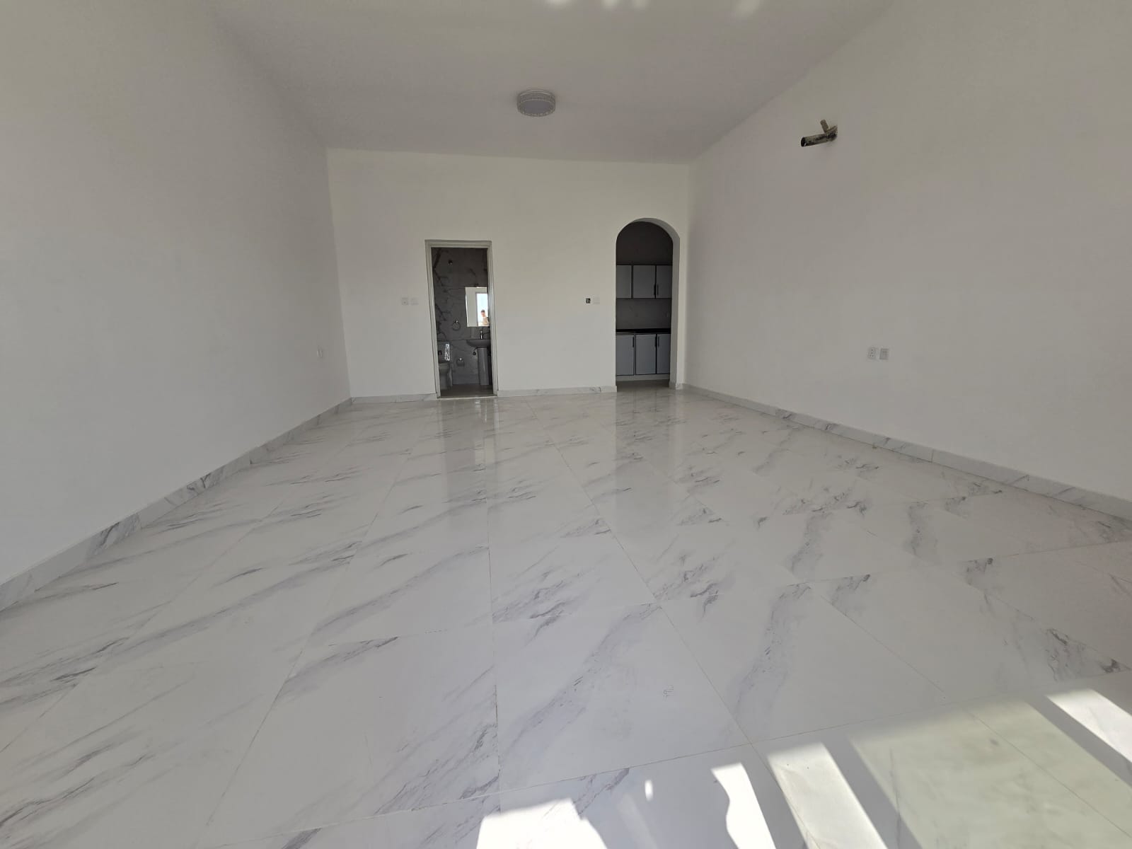 Brand New Studio for Annual Rent in Al Jurf 2, Ajman – Behind China Market and close to Ajman Festival (City Centre), featuring a very spacious layout