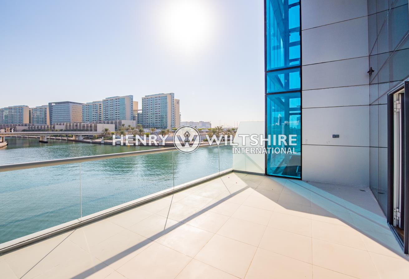 Prime waterfront duplex. Sought after community.
