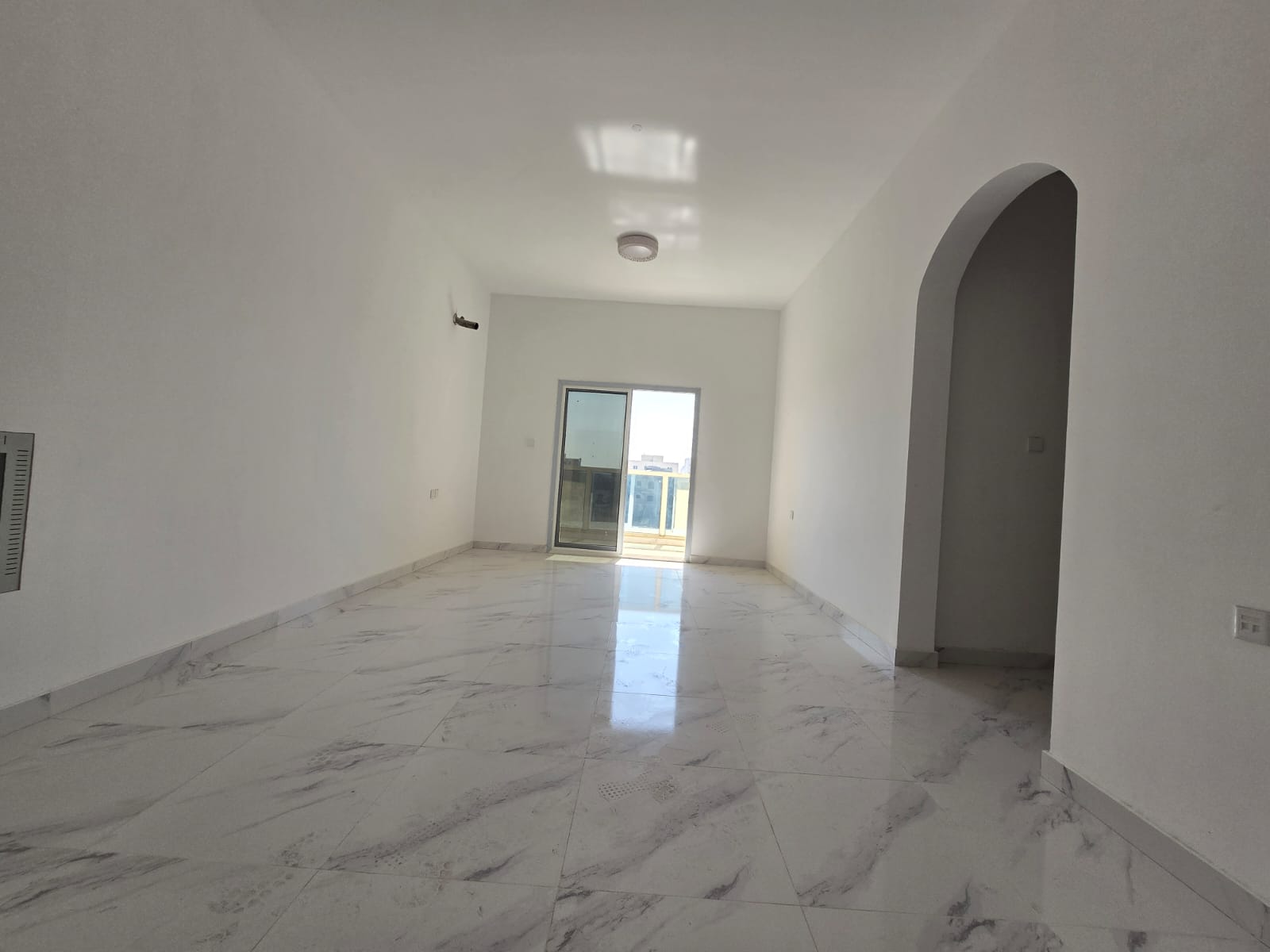 A spacious and distinctive apartment, first occupant, in Al Jurf, behind the Chinese market and close to Ajman Festival City. A vital and safe locatio