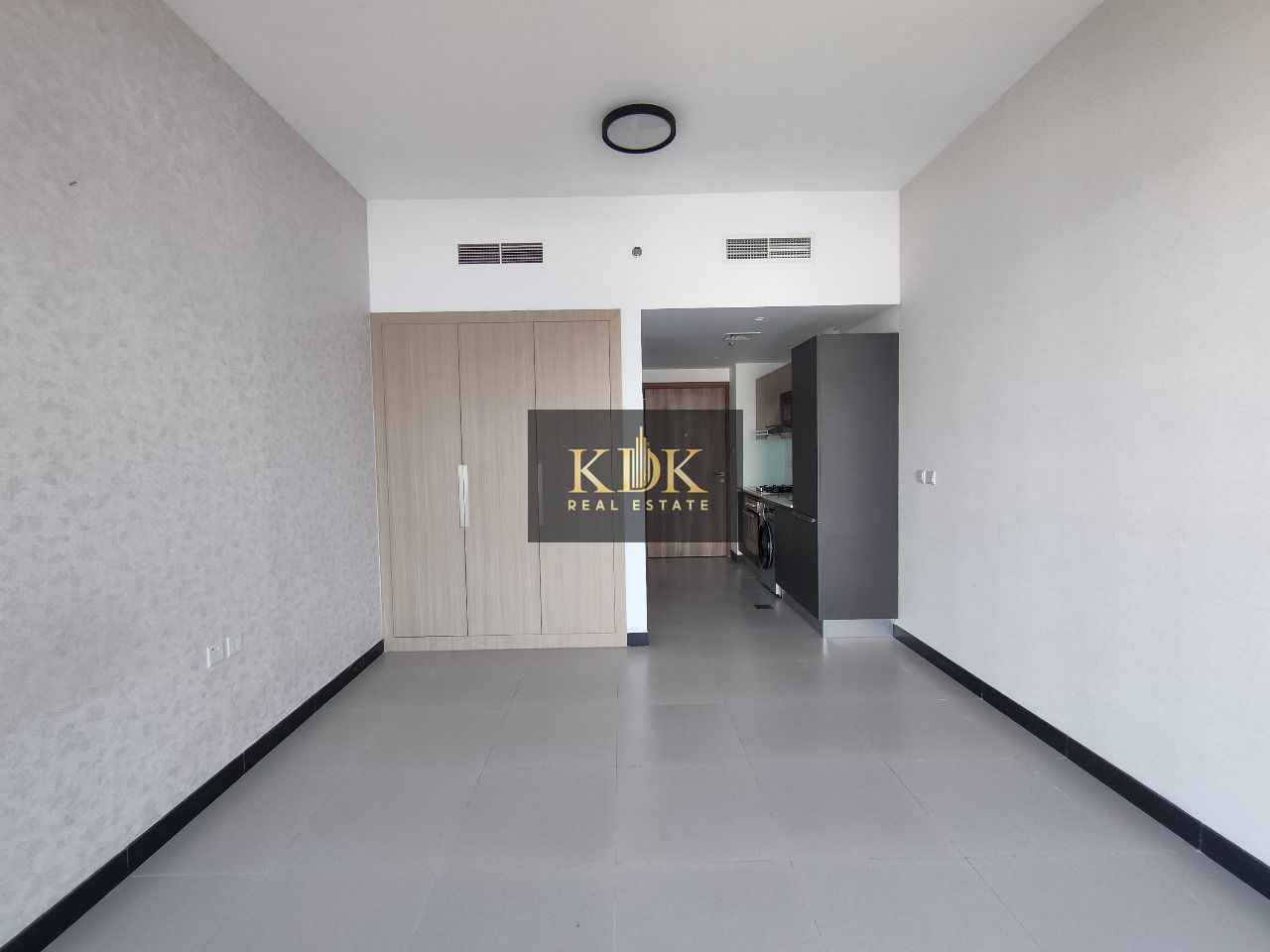 Studio Unfurnished | Prime Location | Community View