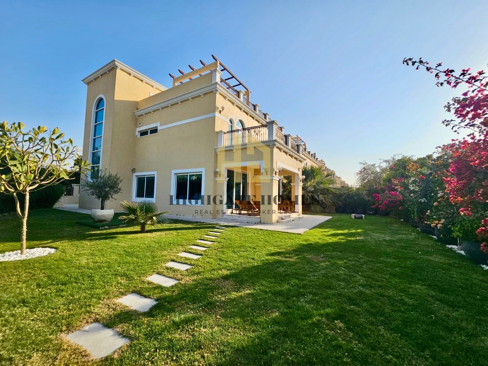Exclusive | Stunning Corner Villa | Huge Garden