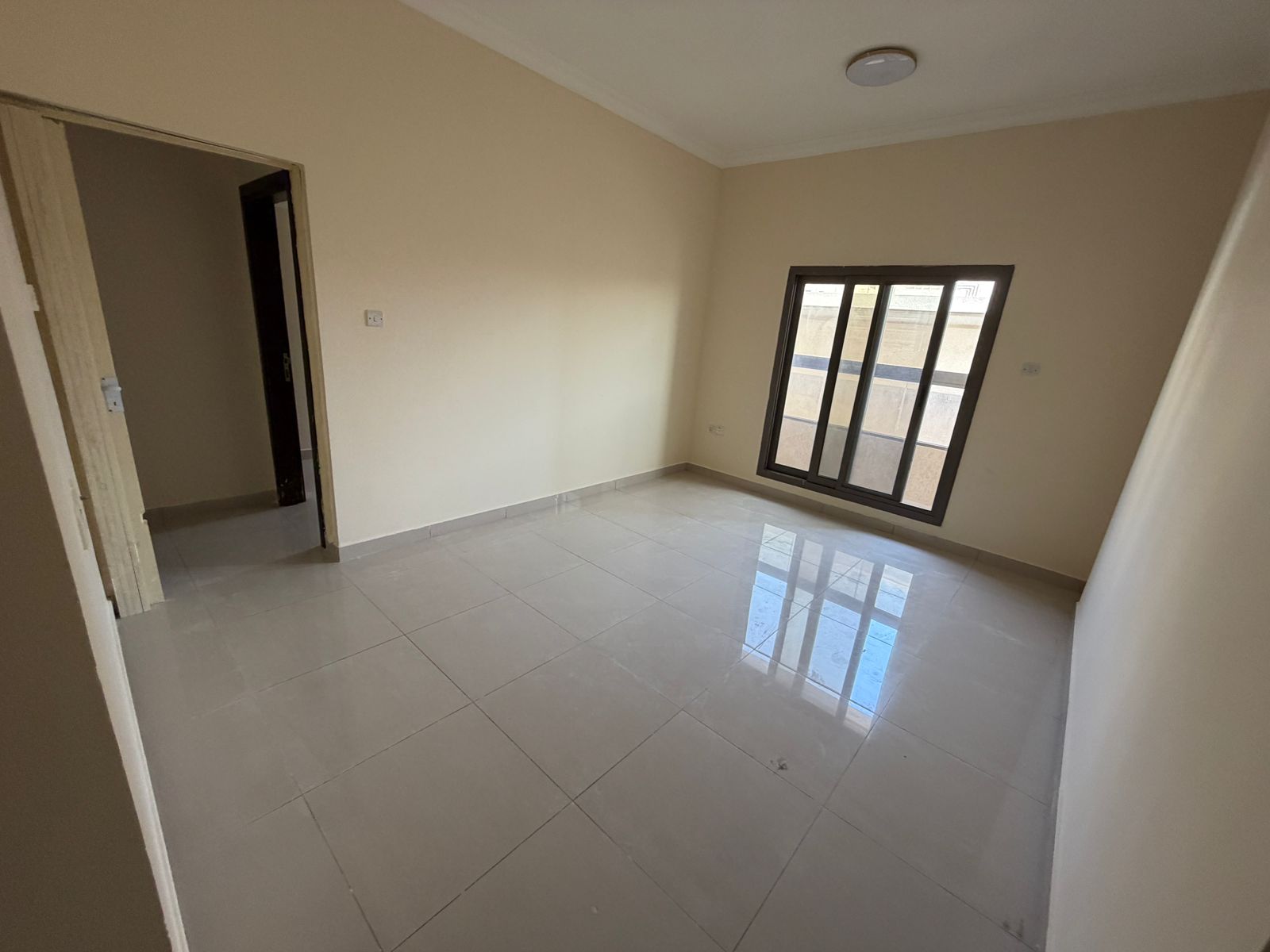 One bedroom and living room, 2 bathrooms, family building, regular maintenance by the owner, close to all services, prime location