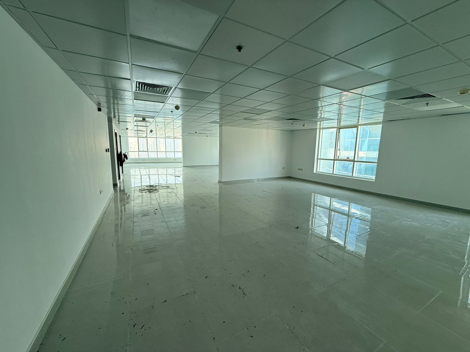 Luxury office in Al Majaz 2, free parking, 2 bathrooms, kitchen, spacious 2330 sqft, located in a well-known commercial tower.