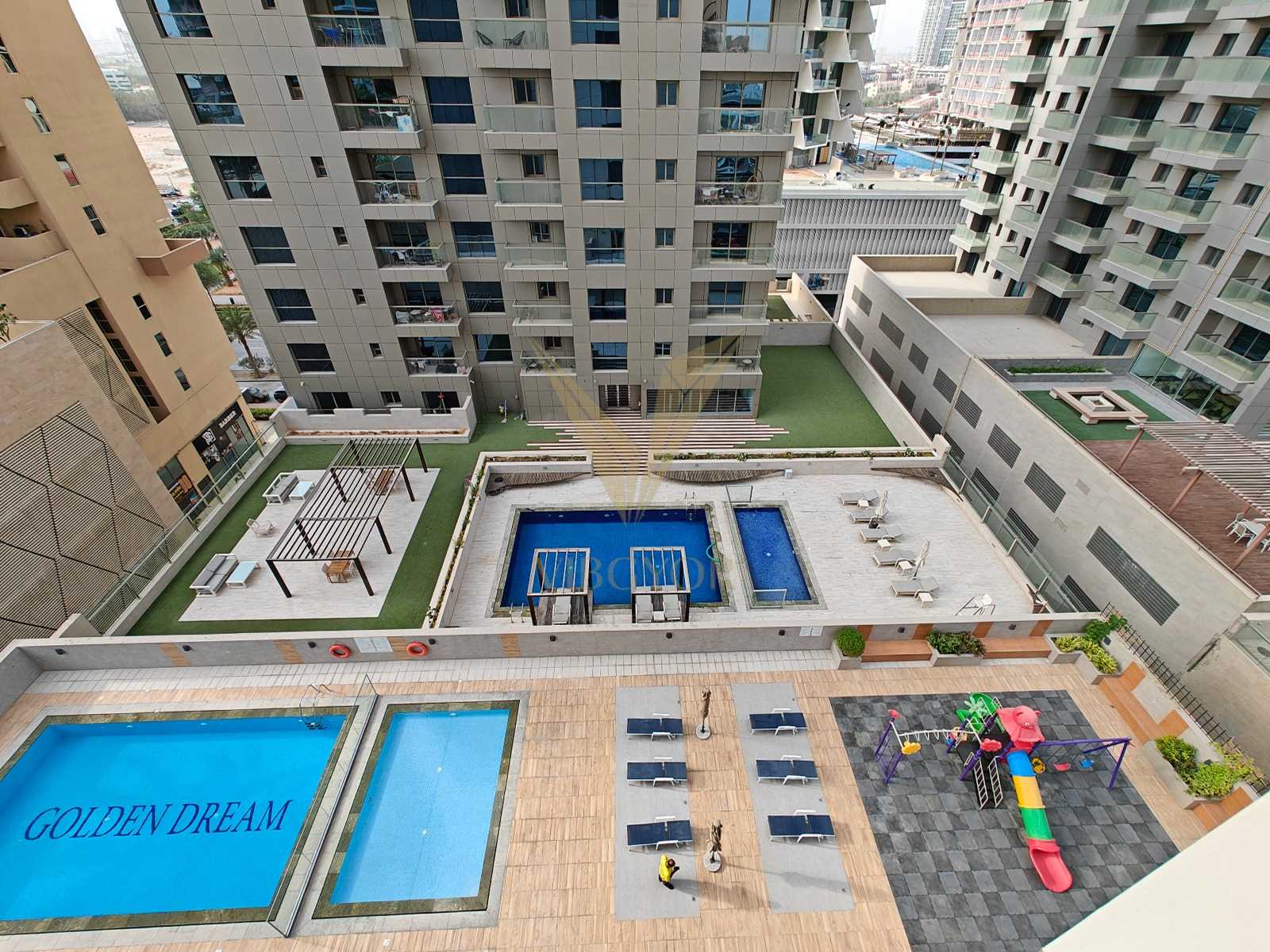 Spacious 1 Bedroom Apartment with Closed Kitchen