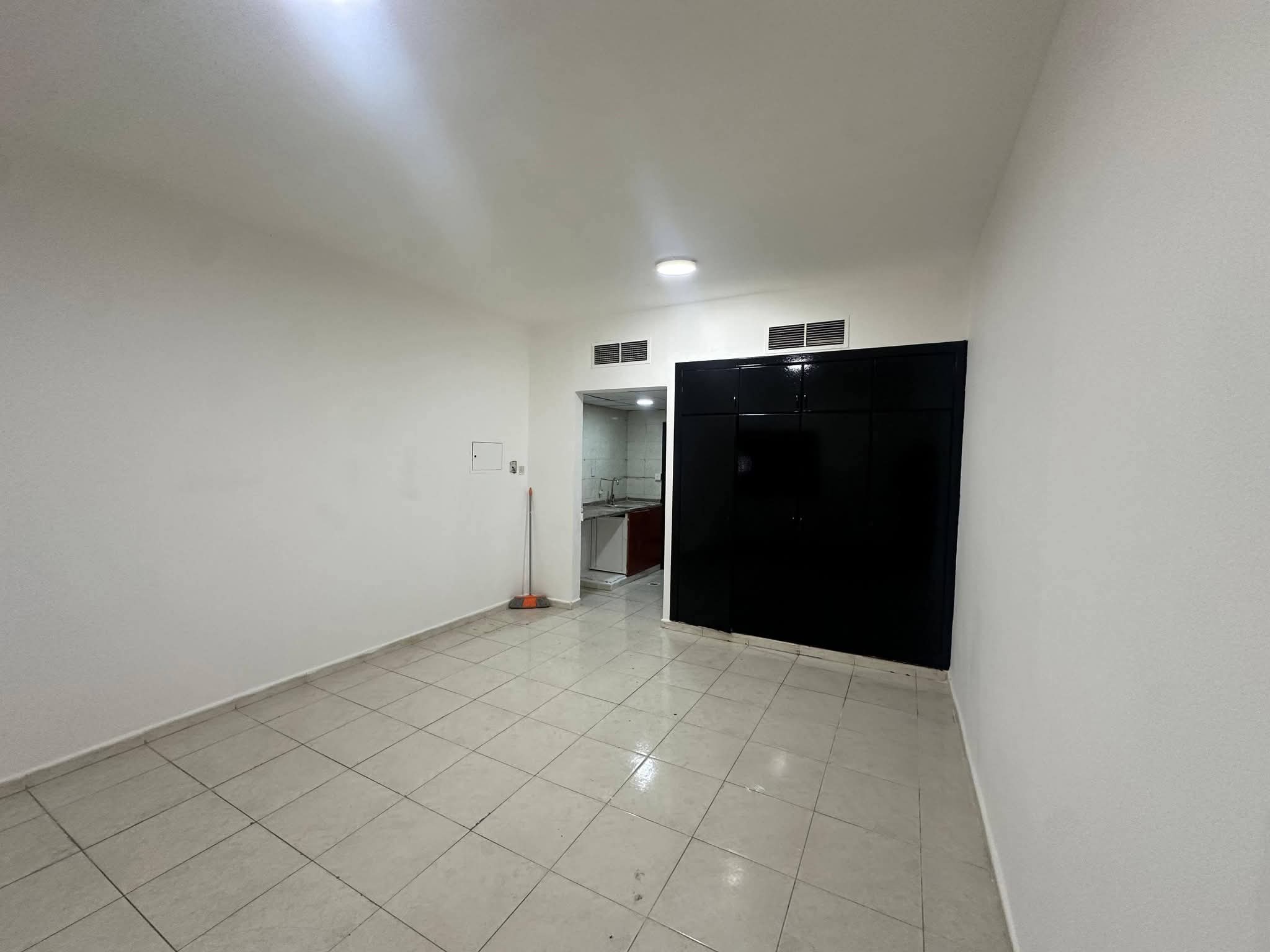 Studio for Annual Rent – Al Rashidiya 3 – Ajman – Old Traffic Street