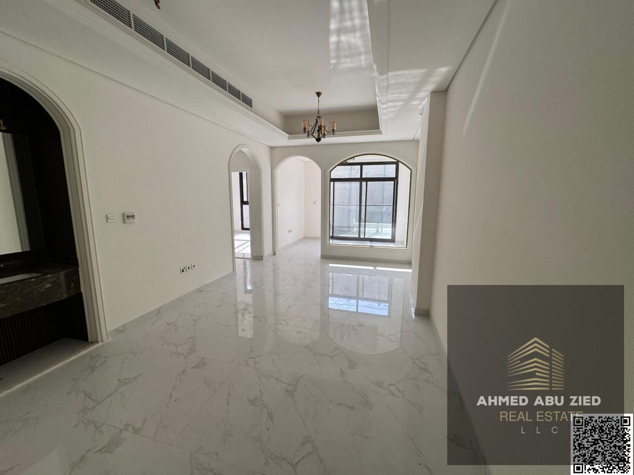 First occupancy with one month free! Apartment consisting of 3 master bedrooms, a very spacious living room, a fully equipped kitchen, 3 bathrooms, bu