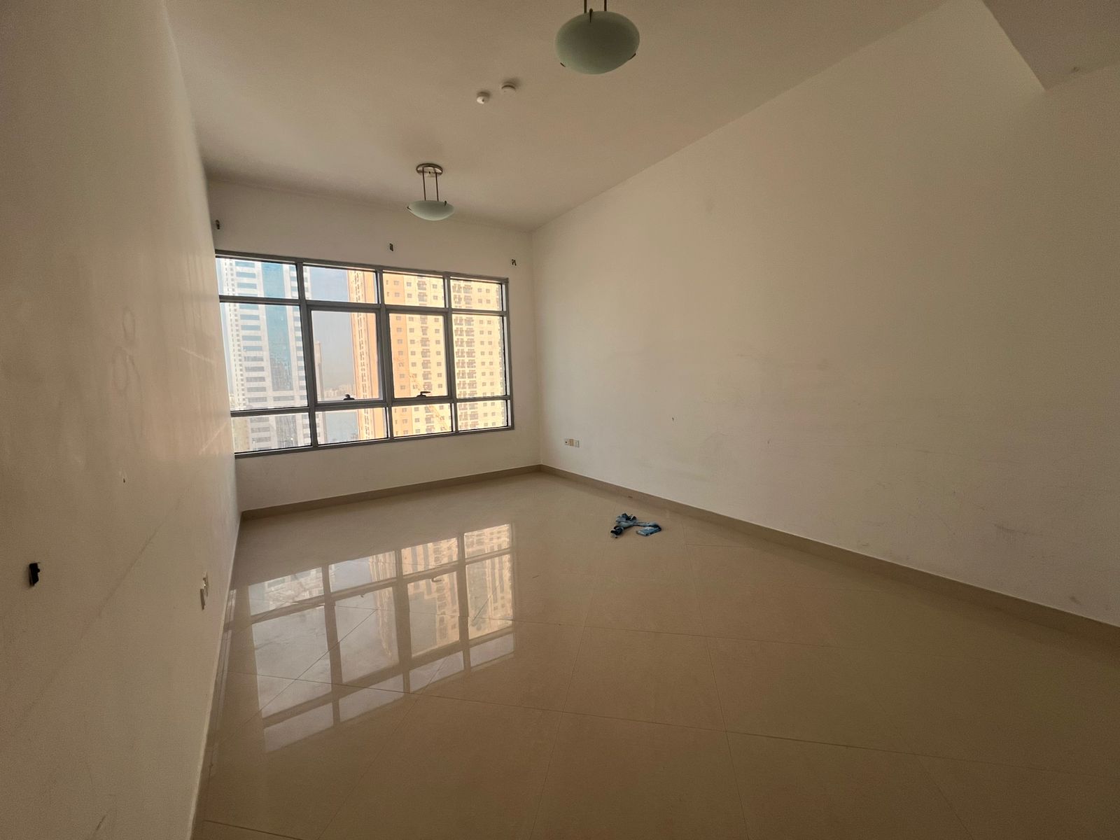 Two bedrooms and a living room, in cooperation with parking and free maintenance.
