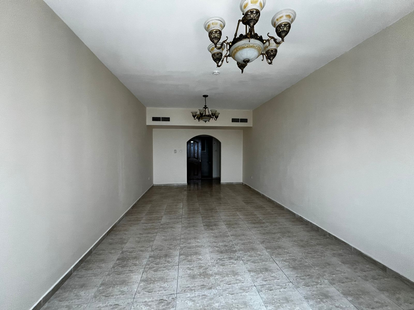 Owner-owned apartment with gym, swimming pool, and parking.