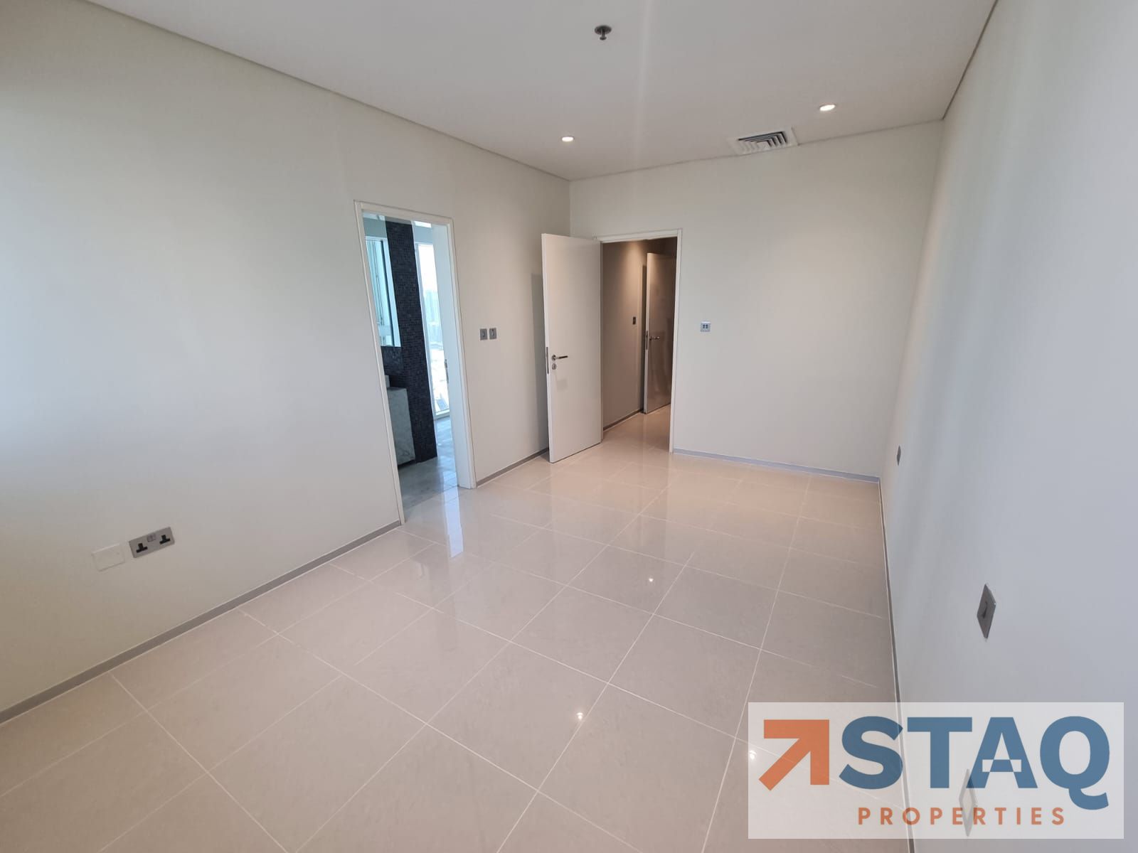 2BHK Apartment Available For Rent Near To World Trade Center Metro Station