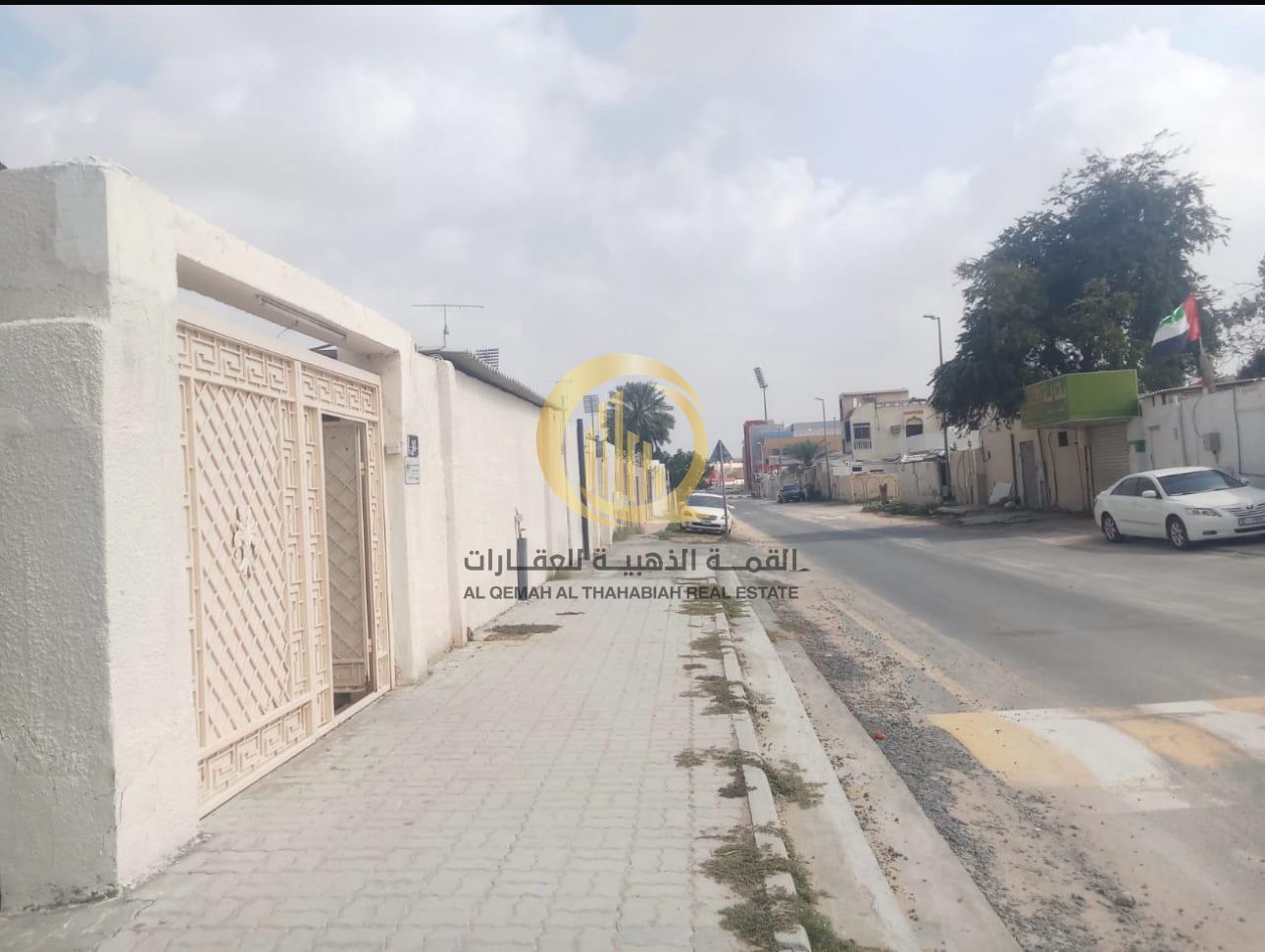 Prime location on a corner with two streets, directly opposite the park and close to all services.