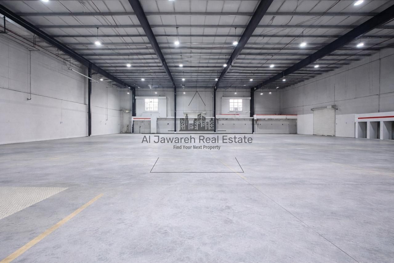 A huge 32,515 sq ft warehouse with a 550 kW power supply, located on 3 streets, ready for handover.