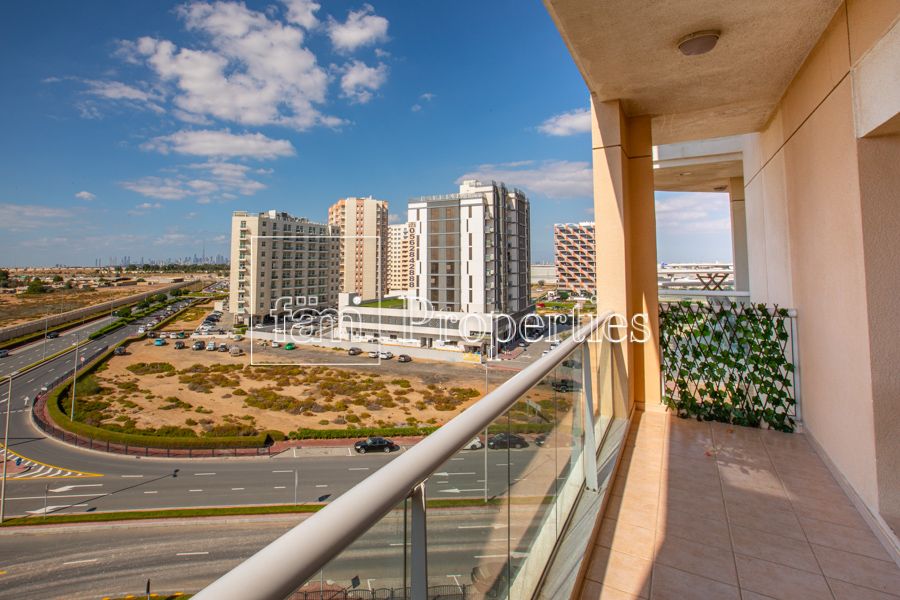 2 Bedroom With 2 Parking ,Liwan Queue Point