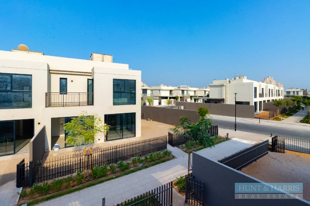 2 Bedroom Townhouse for Sale in Falcon Island | Pool View