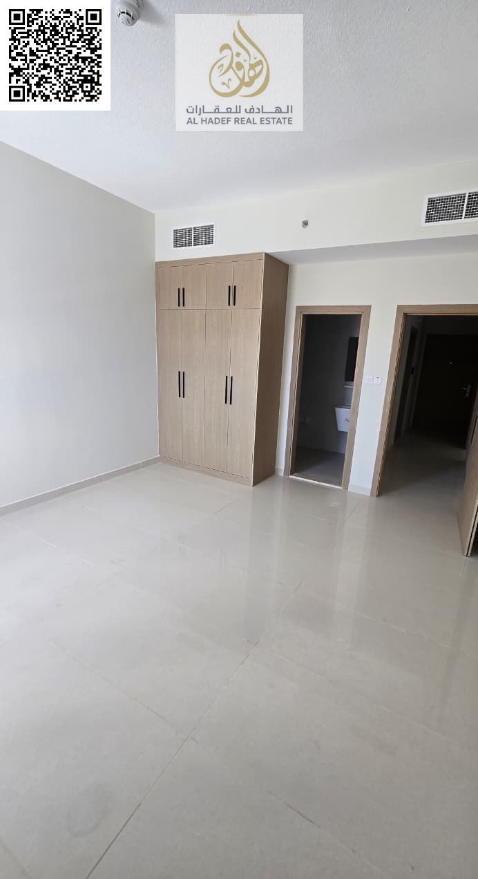 Available for annual rent: Spacious 1-bedroom apartment with a closed living room in Al Jurf 2, strategically located next to City Centre Ajman and ne