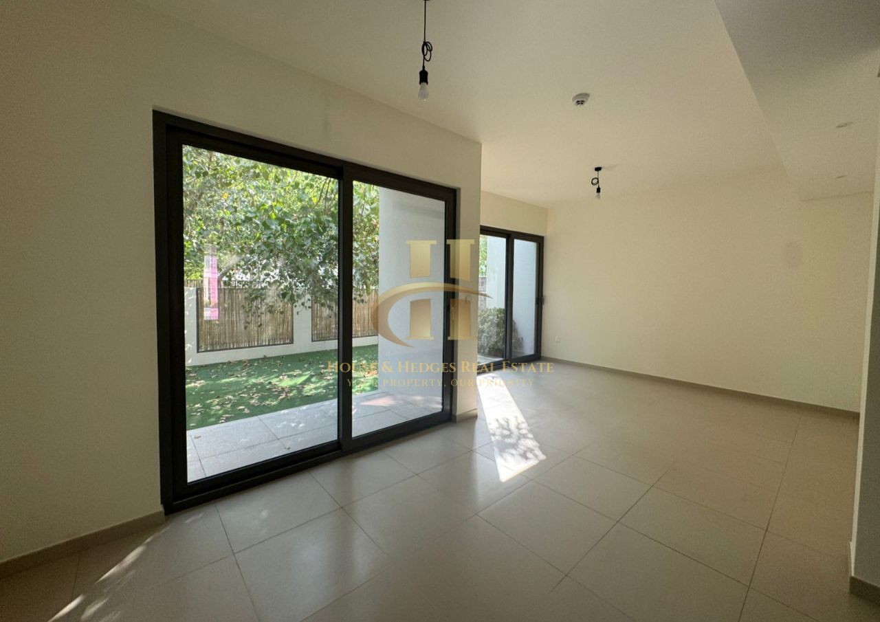 BRIGHT UNIT | LANSCAPED \ READY TO MOVE IN