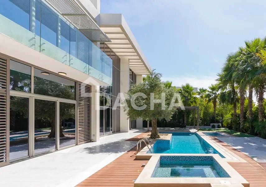 Contemporary | Lagoon Backing | 6 Bed Mansion