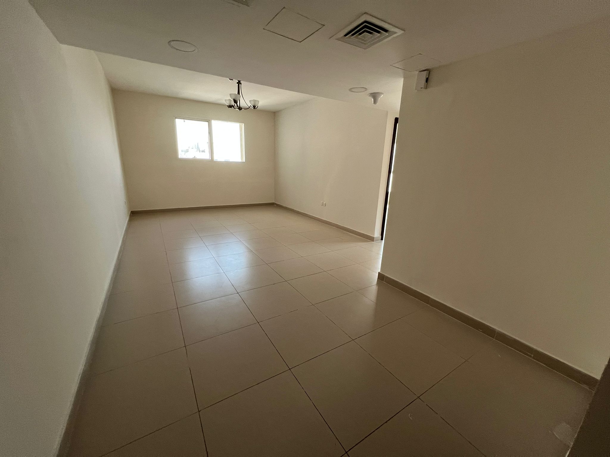 Free parking, free central AC, gym and swimming pool. City view. Central AC and central gas system, well distributed between rooms. Large spaces.