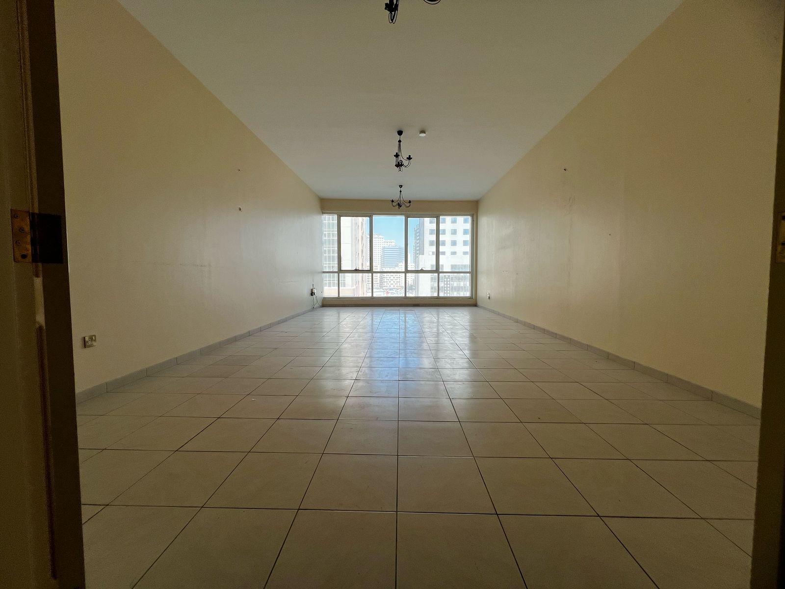 “Owner-installed air conditioning, the largest and most luxurious three-bedroom apartment with living room on Dubai exit, ready to move in, ultra supe