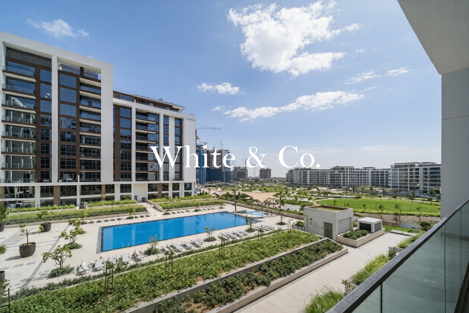 POOL & PARK VIEW | LARGE SPACE | BALCONY