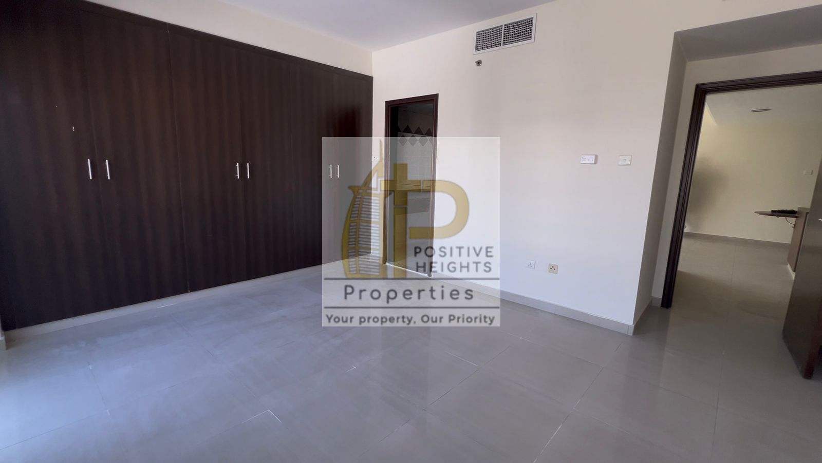 Huge Size 1BHK | Close to MOE | Well Maintained | Vacant