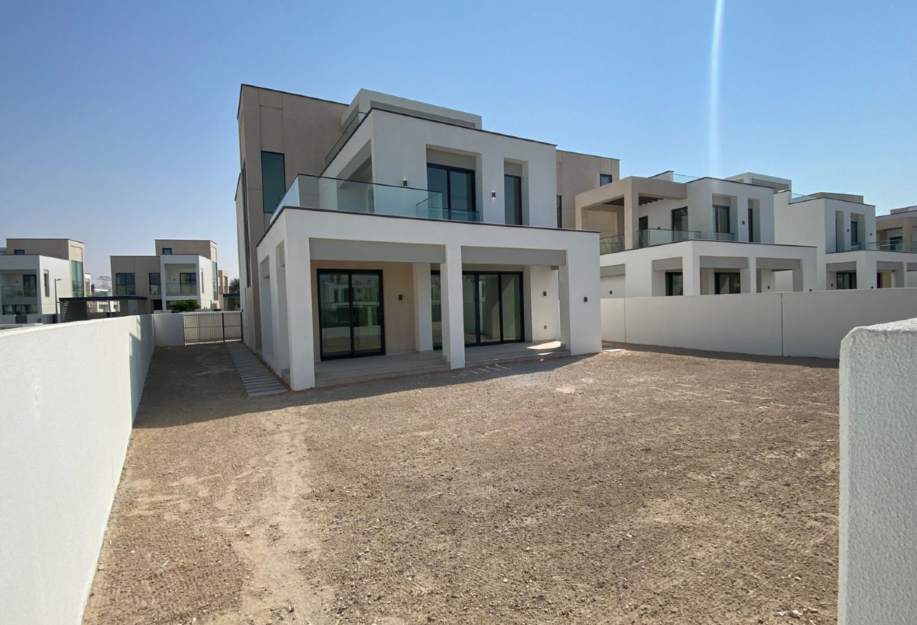 Spacious Stand Alone Villa | Close To Central Park